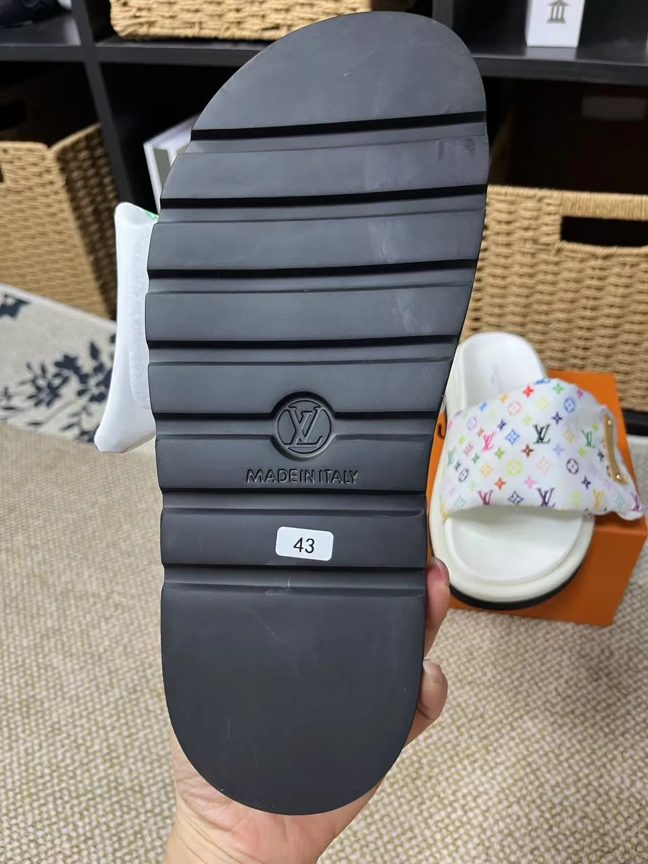 P340 yuan LV Louis Vuitton Full of high-end feel! A popular model among bloggers at home and abroad, it’s retro and fashionable, and looks stunning on your feet! Mainly recommended model on the official website★ ━━━━━ ЅᏇєєt ━━━━━ ▪️Upper: original calfskin ➕5D printing process ▪️Inner: imported mixed sheepskin ▪️Outsole: original molded foam outsole ▪️Size: Female 35-40 Men's 39-44 (women's 41 men's 45)